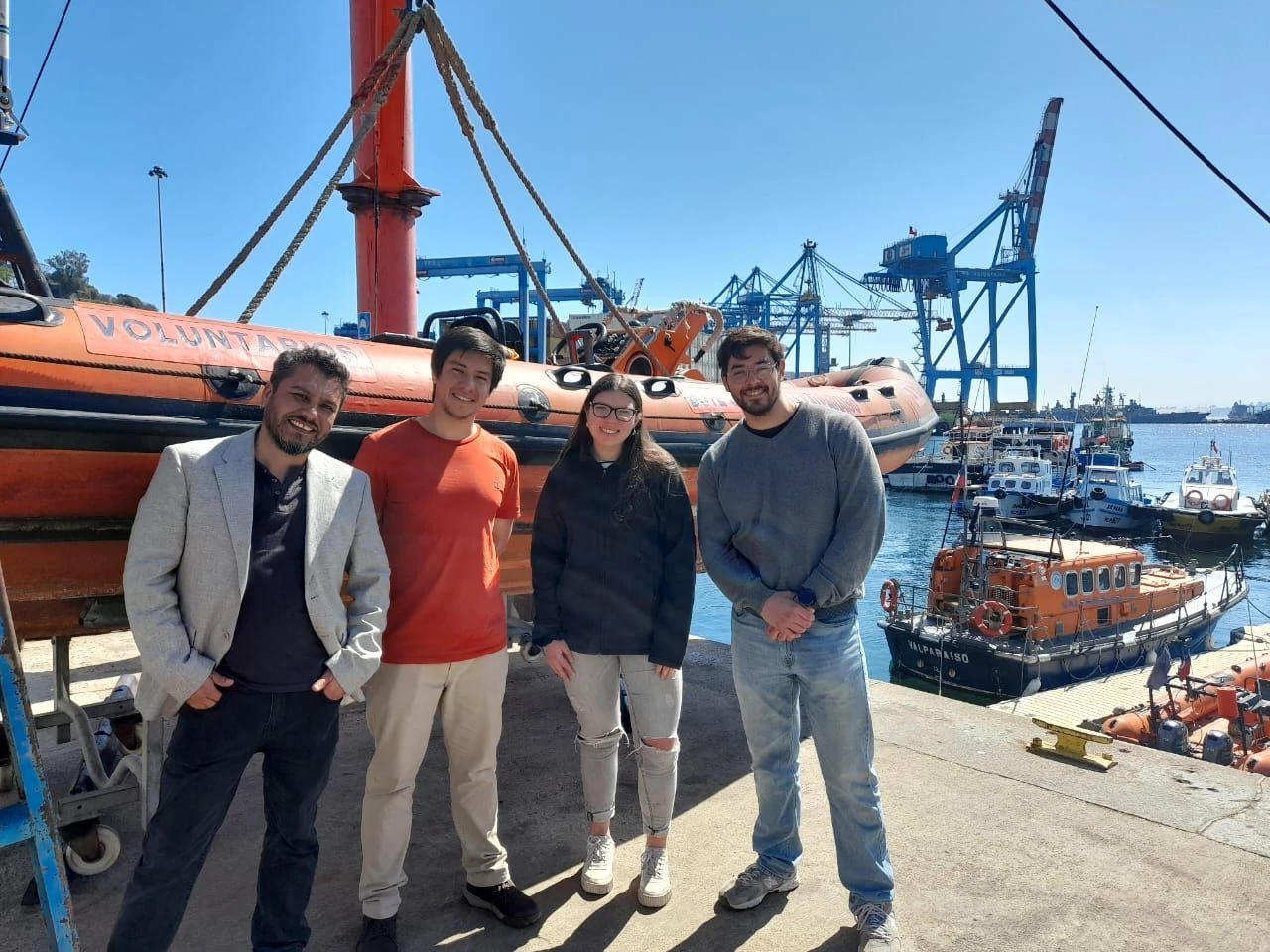 Equipo de RedOcean en puerto junto a una embarcación de rescate.