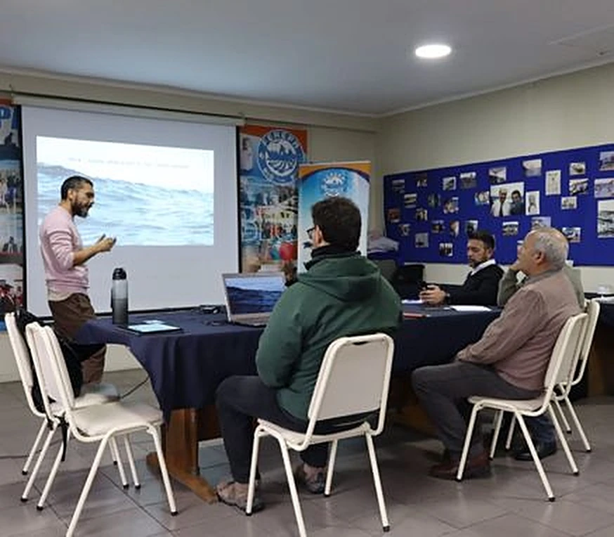 Charla en caleta.
