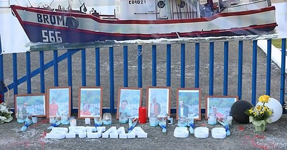 Memorial de la lancha Bruma frente al mar.